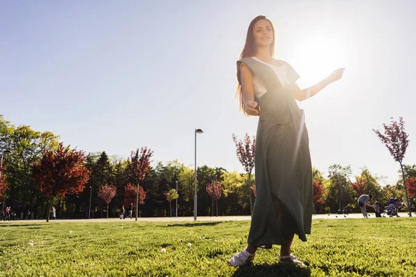 Vrolijke en gelukkige vrouw buiten, meisje in een mooie jurk in het park — Stockfoto