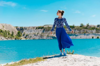 Genç ilham kadın rahatlatıcı plaj, berrak mavi Denizi, güzel manzara