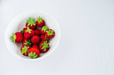 Taze çiğ sağlıklı beslenme çilek meyve plaka, izole beyaz, görünümü yukarıda, flatlay yakın-up, boşaltmak için metin, çerçeve