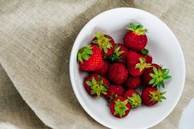 Taze çiğ sağlıklı beslenme çilek meyve plaka, izole beyaz, görünümü yukarıda, flatlay yakın-up, boşaltmak için metin, çerçeve. Köyün rustik tuval, kırsal gıda