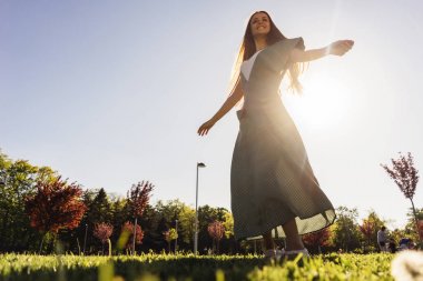 Açık, neşeli ve mutlu kadın zevk yaşam, yaz, yeşil çim