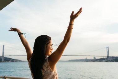 Gemi tatil kadının seyahat etmek tatil denizde seyir. Ücretsiz kaygısız mutlu kız Kollarını açarak özgürlük poz Ocean adlı arıyorsunuz.