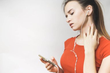 Bir şey telefonu, kulaklık müzik dinlemek çok güzel üzgün kız arıyorsunuz teen