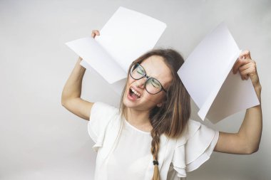 kadın ağlıyor, gözlük ile sıkıntılı kız ofis kapılmış