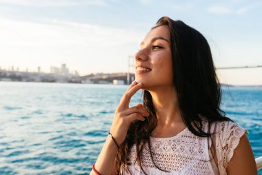 Günbatımı ve gülüyor, bir yat, bir feribot tekne gezisi, lüks Istanbul seyahat bir güzel latin kız portresi