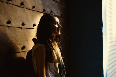 Sokaktaki, düşük ışık kız gülümseyerek bir kız portresi