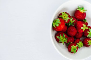 Taze çiğ sağlıklı beslenme çilek meyve plaka, izole beyaz, görünümü yukarıda, flatlay yakın-up, boşaltmak için metin, çerçeve