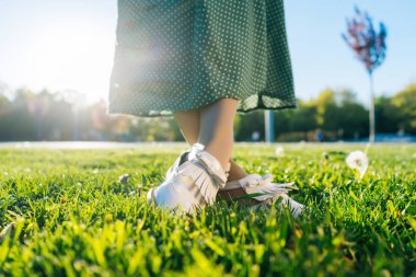 Backgroung yaz metin, çim closeup bacaklarına ilham ve motivasyon için