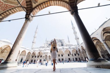 Bir eşarp genç bir Müslüman kadın Istanbul camiye gider. Yaz tatili, seyahat. İspanyol kız, İran, Suriye kadın