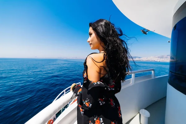 Ganska sexig kvinna på yacht, flicka på en yacht som tittar ut till havet, klarblå havet — Stockfoto