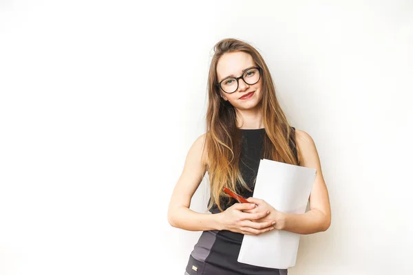 Schön lächelnde Bürofrau, Arbeiterin isoliert, glücklich, erfolgreich, schönes Mädchen mit Brille lächelt — Stockfoto