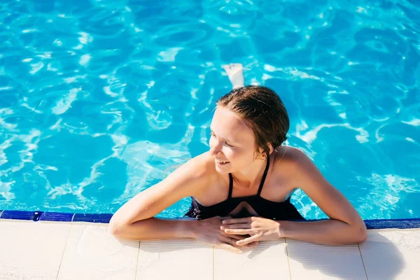 Retiro e férias.Bela jovem relaxante na piscina spa . — Fotografia de Stock