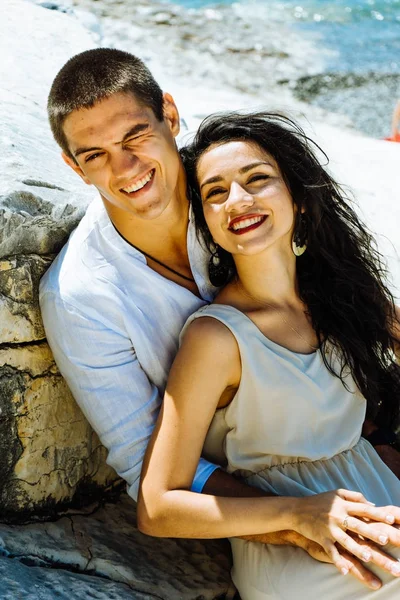 Jeune couple heureux amoureux regarder la caméra et câlin, le soleil brille dans les yeux — Photo