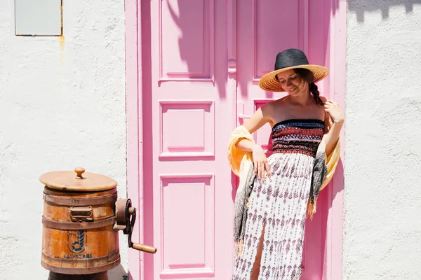 Mujer turista viajando en sombrero de sol en vacaciones de verano caminando en la ciudad vieja Alacati, Cesme, Turquía —  Fotos de Stock