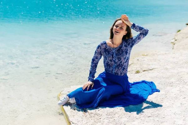Retrato de atractiva mujer sexy tumbada en la playa. Feliz chica sonriente mirando a la cámara en seaside.Isolated fondo de verano de agua, copyspace — Foto de Stock