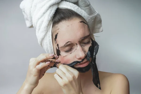 Schönheit Frau entfernt schwarzen Makel, sauberes Gesicht, Hautpflege, Hautpflege — Stockfoto