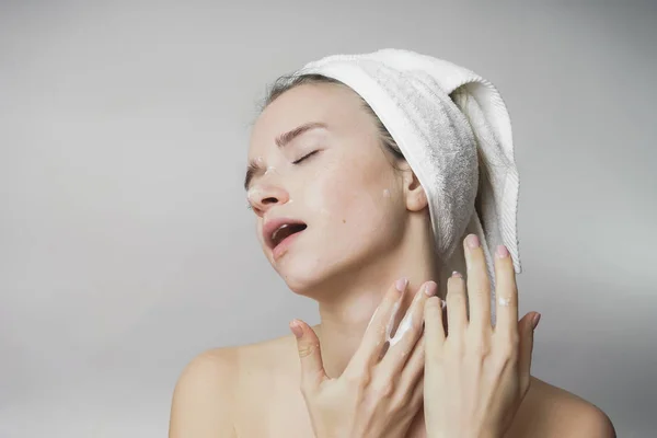 Beauty Donna faccia Ritratto. Bella ragazza modello con perfetta fresca Skin.towel pulito sulla testa.Gioventù e cura della pelle Concetto . — Foto Stock