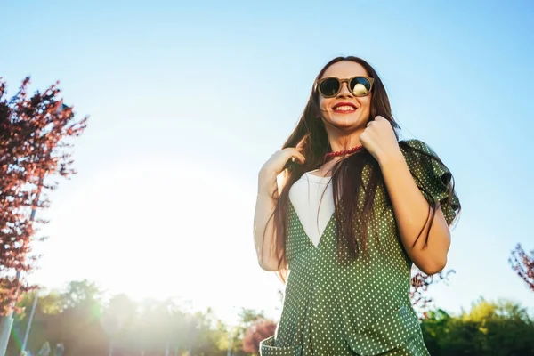 Felice sorridente brillare giovane ragazza, gioia, godersi la vita, libertà estate brillare concetto — Foto Stock