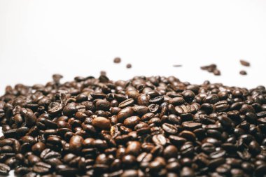 kahve taneleri estetik beyaz bir arka plan üzerinde yalan