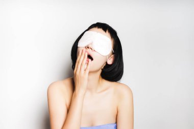 kısa siyah saçlı kız esner ve eliyle ağzını kapsar