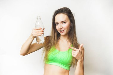 Şişe su, işaret parmağını şişeyle kadınla