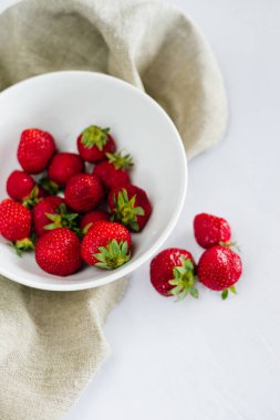 Taze çiğ sağlıklı beslenme çilek meyve plaka, izole beyaz, görünümü yukarıda, flatlay yakın-up, boşaltmak için metin, çerçeve. Köyün rustik tuval, kırsal gıda