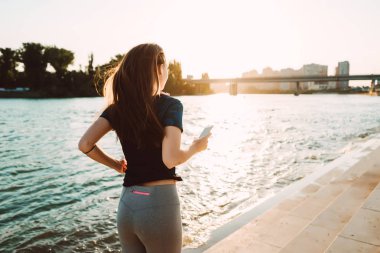 gün batımında akan suyun ince kız