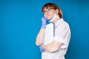 Gözlüklü bir doktor düşünceli baktı