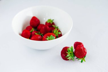 Taze çiğ sağlıklı beslenme çilek meyve plaka, izole beyaz, görünümü yukarıda, flatlay yakın-up, boşaltmak için metin, çerçeve
