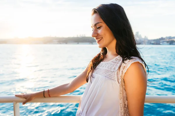 Porträt eines schönen lateinischen Mädchens auf einer Jacht bei Sonnenuntergang und lacht, eine Fährfahrt, Luxus istanbul reisen — Stockfoto