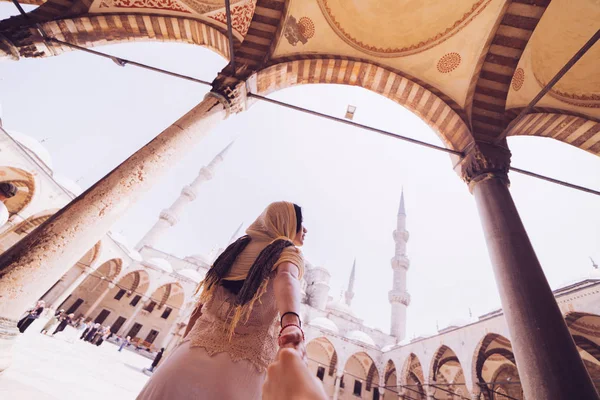 Жінка, яка хоче, щоб її чоловік слідував за нею у відпустці перед блакитною мечеттю в Туреччині,Стамбул. — стокове фото