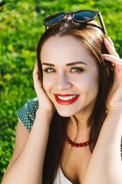 メガネ、サングラス、健康な歯で幸せな白い笑顔女性 — ストック写真