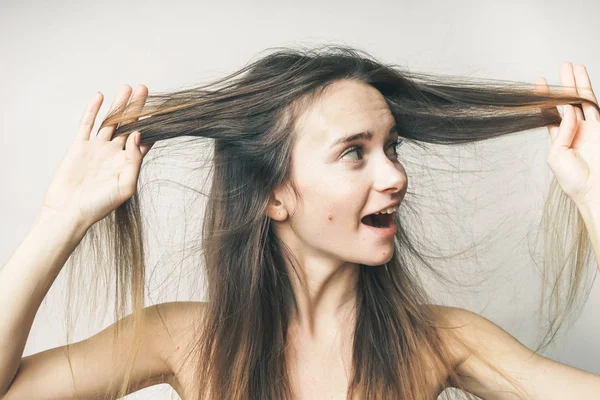 Femme drôle visage profiter de sa beauté, les soins de santé, les cheveux — Photo