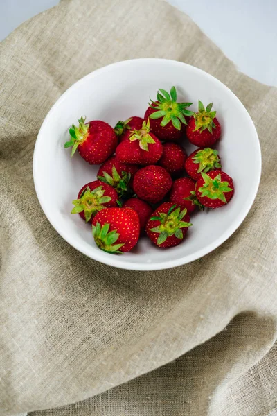 Fruta de morangos de dieta saudável crua fresca em prato, isolada em branco, vista acima, flatlay close-up, copyspace para texto, frame.Village lona rústica, comida rural — Fotografia de Stock