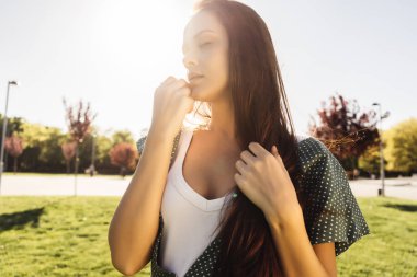 Mutlu kadının özgürlük ve yaz güneş