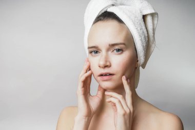 Güzel kadın kameraya bakarak kafasına havlu ile gülümse