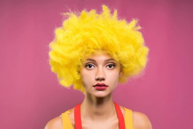 Kameraya bakarak başında sarı bir peruk ile kız