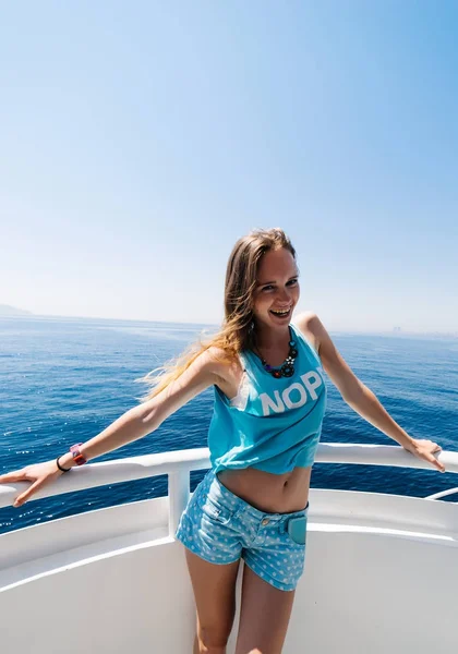 okyanusun ortasında beyaz bir yatta eğleniyor güzel kız