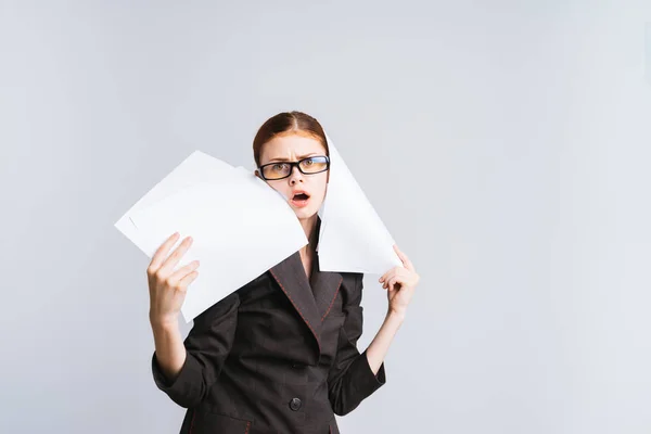 Verkäuferin mit Brille sieht böse und unzufrieden aus — Stockfoto