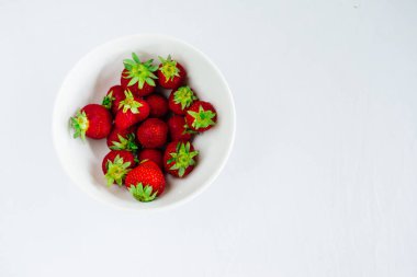 Taze çiğ sağlıklı beslenme çilek meyve plaka, izole beyaz, görünümü yukarıda, flatlay yakın-up, boşaltmak için metin, çerçeve