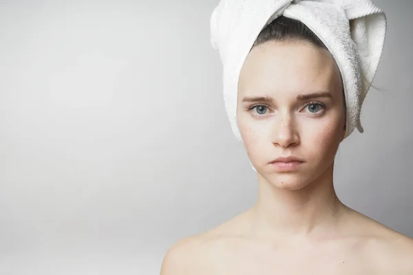 Bella donna con asciugamano sulla testa guardando la fotocamera, sorridere — Foto Stock
