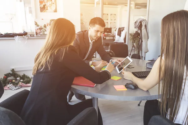 2 hatun ve bir adam ofiste oturan ve işi.