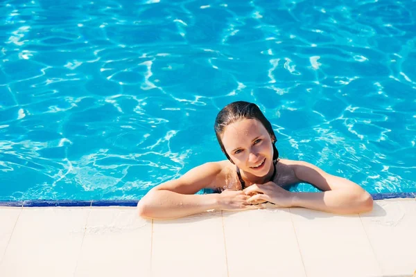 Vista superior acima piscina e mulher relaxante feliz na água, sobre fundo de água — Fotografia de Stock