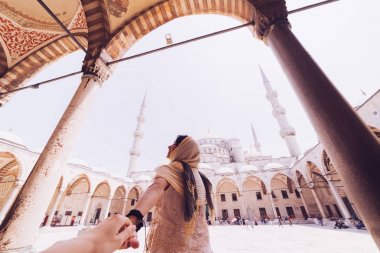 Caminin mavi arka plan üzerinde başörtüsü duran genç kadın gezgin. Yaz aylarında seyahat gezi tatil