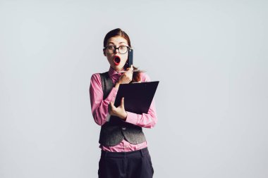 bir klasör holding, telefonda konuşurken ve çok sürpriz arayan iş kız