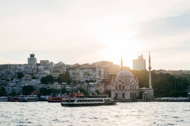 Gün batımında, cami Istanbul 'un Asya bölümünün görünümünü. Feribot görünümünden