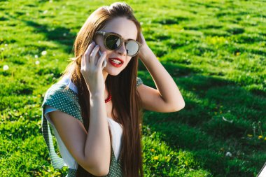 Kadın ile gülümseyen hareket eden, konuşma, söz. Güneş gözlüklü kız