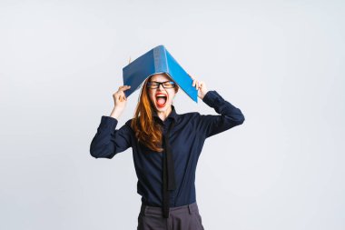 bir klasör boyundan büyük holding ve çığlık Kızıl saçlı kız