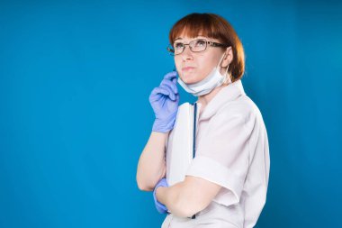 kadın doktor hakkında bir şey düşünüyor ve örnek alıyor