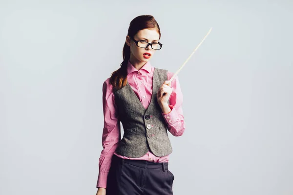 Obchodní dívka v růžové košili, učitel drží ukazatel — Stock fotografie